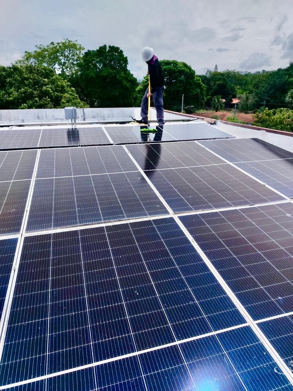 Instalación de paneles solares fotovoltaicos para autoconsumo comercial