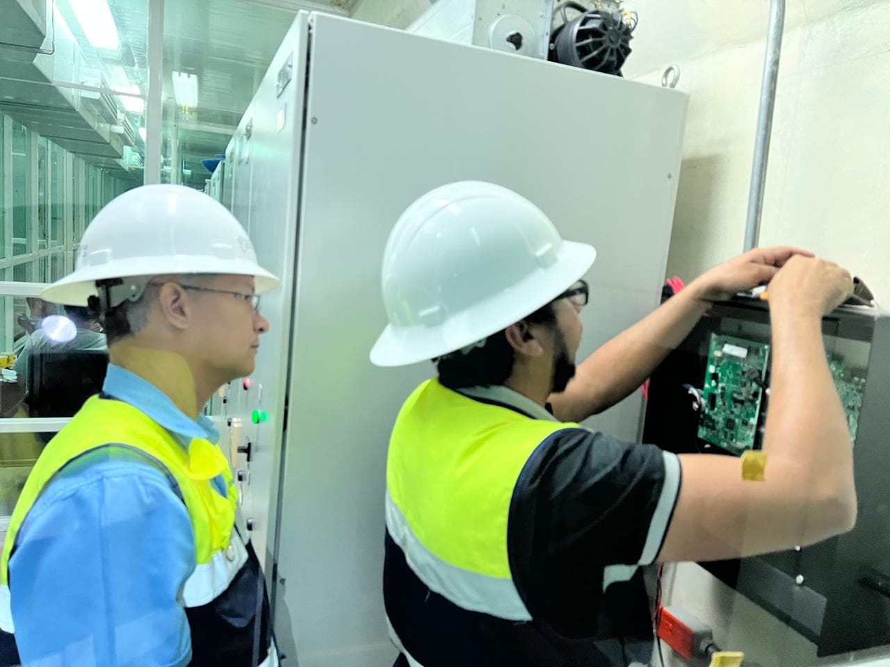 Inspección de tablero de control eléctrico y sistemas especiales